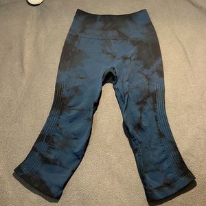 LULULEMON Dark Grey/Blue/Black Patterned Capri Leggings-Super Cute Size 4
